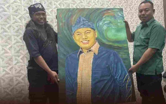 Rahmat Hidayat Djati Menerima Hadiah Lukisan dari Abah Sarjang: Apresiasi Seni untuk Karawang
