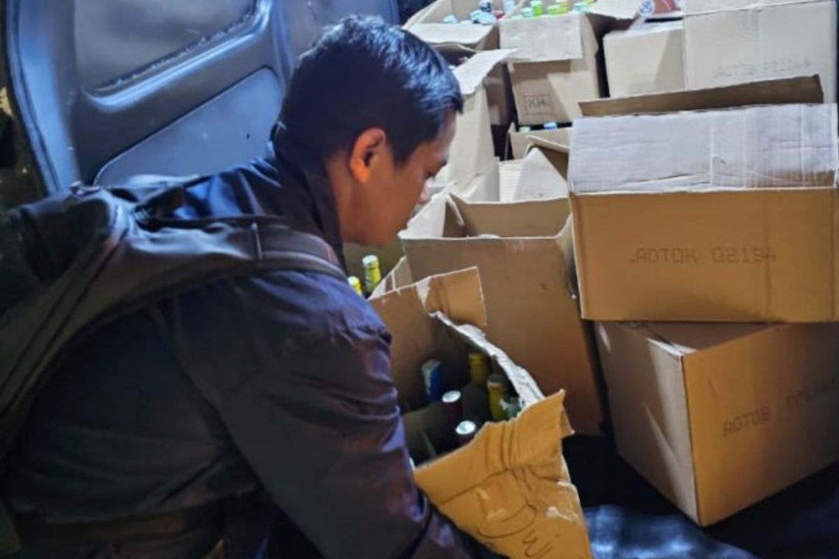 Polres Karawang Sita Ratusan Botol Miras