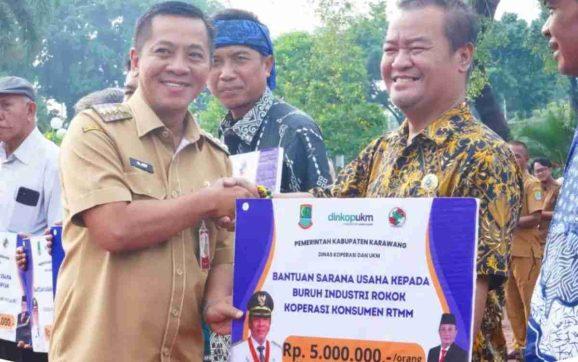 Bupati Karawang Serahkan Bantuan Alat Penunjang Produksi untuk UMKM