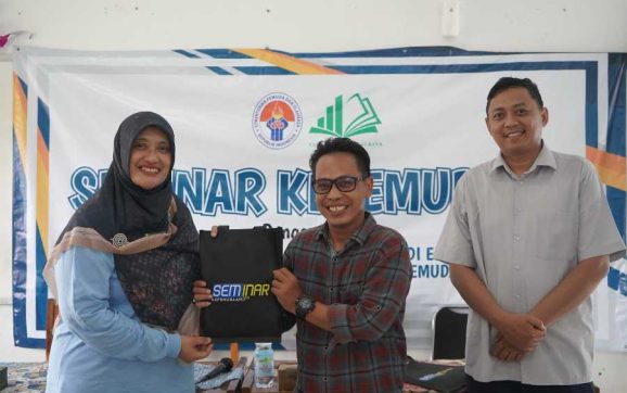 Seminar Literasi Digital: Generasi Muda Karawang Siap Hadapi Era Digital