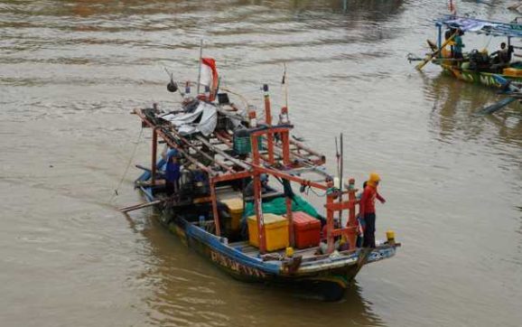 Cuaca Ekstrem Hantam Laut Karawang: Dua Kapal Karam, Satu Nelayan Tewas
