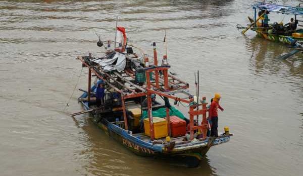 Cuaca Ekstrem Hantam Laut Karawang: Dua Kapal Karam, Satu Nelayan Tewas