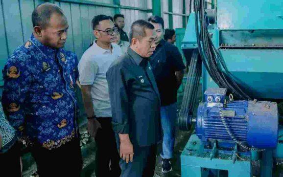 Bupati Aep Tinjau Proses Pengolahan Sampah di TPST Mekarjati Karawang