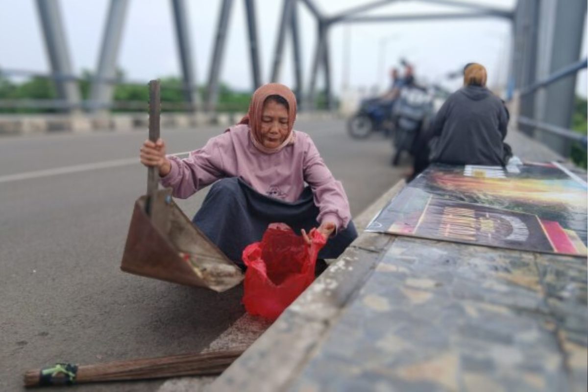 Dedikasi Penyapu Jembatan Citarum: Rela Kerja Tanpa Libur Meski Upah Hanya Rp 10 Ribu per Hari