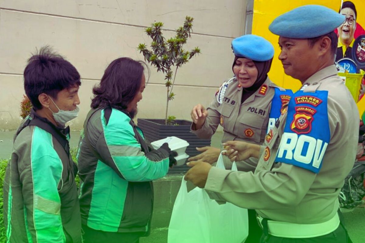 Bakti Sosial Makan Siang Gratis oleh Propam Polres Karawang