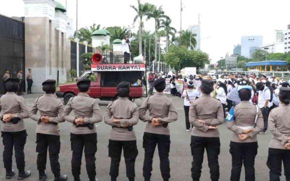 1.394 Personel Amankan Aksi Honorer di DPR