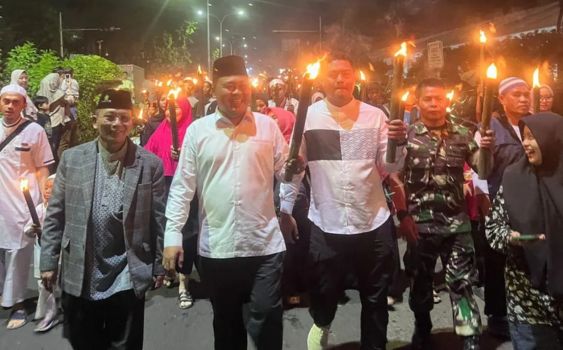 Ribuan Warga Karawang Meriahkan Tradisi Pawai Obor Sambut Ramadan