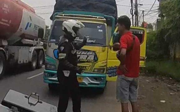 Polisi Karawang Sigap Bantu Truk Mogok di Kosambi