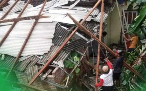 Angin Puting Beliung Hancurkan Rumah dan Mushola di Dusun Tenjojaya