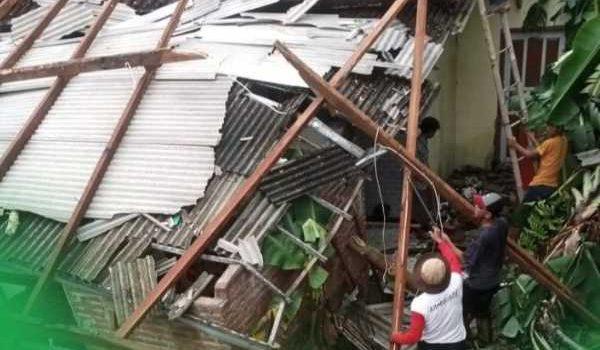 Angin Puting Beliung Hancurkan Rumah dan Mushola di Dusun Tenjojaya