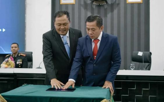 Bupati Karawang Serahkan Beasiswa dan BPJS Nelayan
