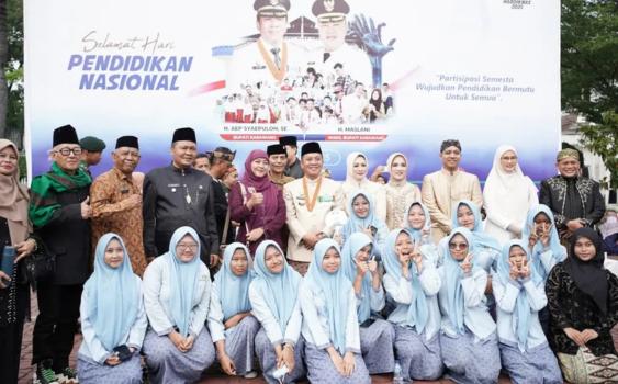 Pemkab Karawang Gelar Upacara Hardiknas 2025, Dorong Pendidikan Bermutu
