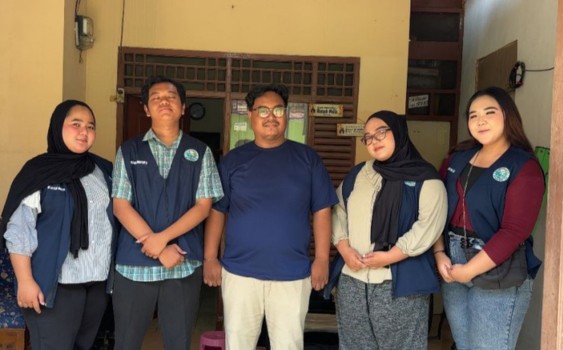 Mahasiswa KKN UBP Karawang Kunjungi Pelaku Ekonomi Kreatif Multimedia di Desa Kalibuaya