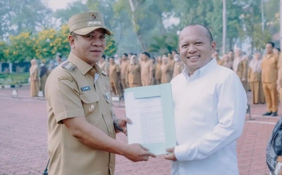 Bupati Aep Serahkan SK Dewas PD Petrogas Persada Karawang, Minta Bekerja Profesional