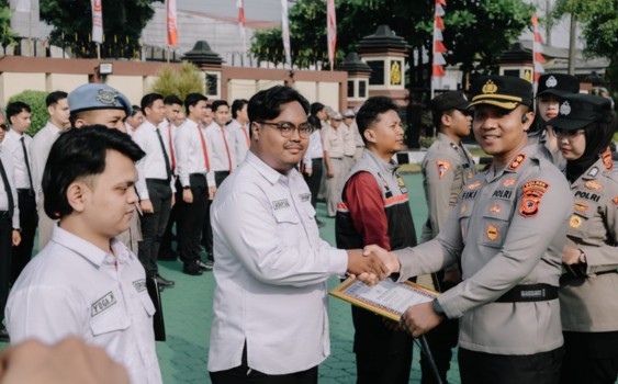 Polres Karawang Beri Penghargaan untuk Personel Berprestasi di Layanan Polisi 110