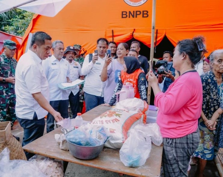 Bupati Aep Tinjau Banjir di Rengasdengklok, Salurkan Bantuan untuk Warga Terdampak