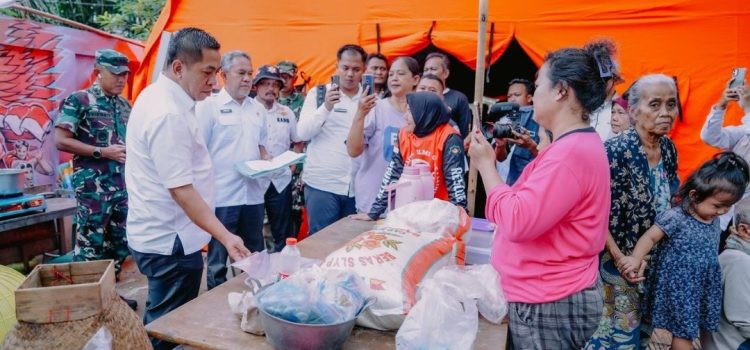 Bupati Aep Tinjau Banjir di Rengasdengklok, Salurkan Bantuan untuk Warga Terdampak