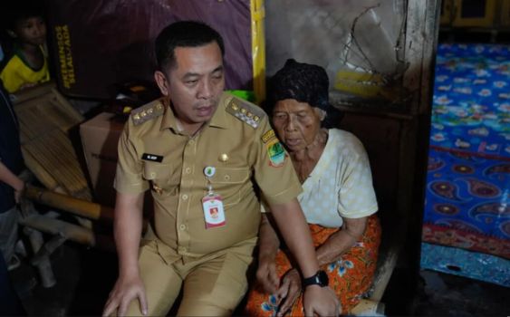 Sentuh Hati Warga Plawad, Bupati Aep Serahkan Bantuan Rulahu dan Layanan Kesehatan Gratis