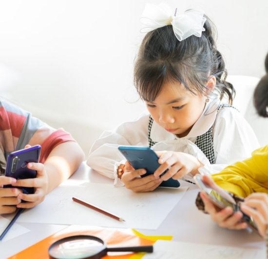 Waspada! Bahaya Penggunaan Smartphone Berlebihan Mengintai Jantung hingga Risiko Wasir