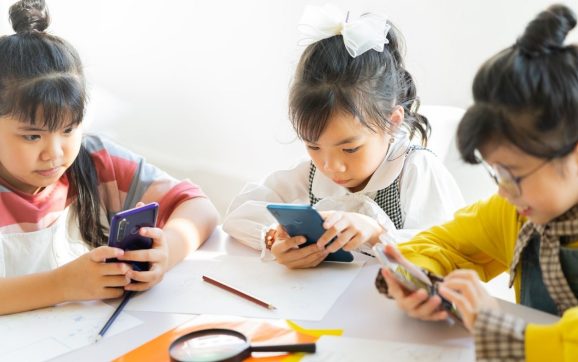 Waspada! Bahaya Penggunaan Smartphone Berlebihan Mengintai Jantung hingga Risiko Wasir