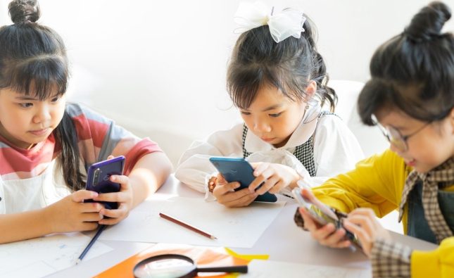 Waspada! Bahaya Penggunaan Smartphone Berlebihan Mengintai Jantung hingga Risiko Wasir