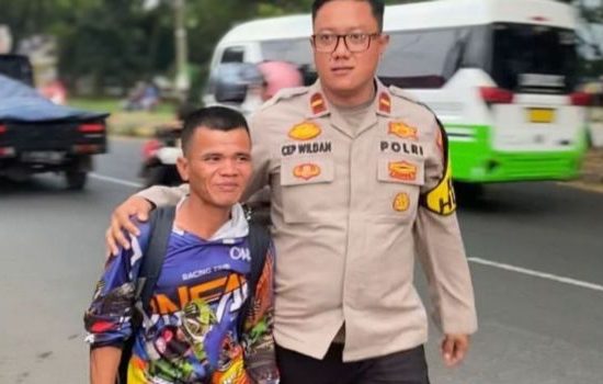 Kisah Haru Pemudik Jalan Kaki Bekasi-Surabaya, Terhenti di Karawang karena Kelelahan hingga Dibantu Polisi