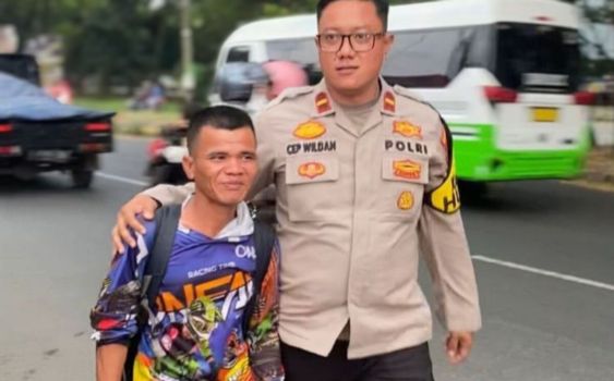 Kisah Haru Pemudik Jalan Kaki Bekasi-Surabaya, Terhenti di Karawang karena Kelelahan hingga Dibantu Polisi