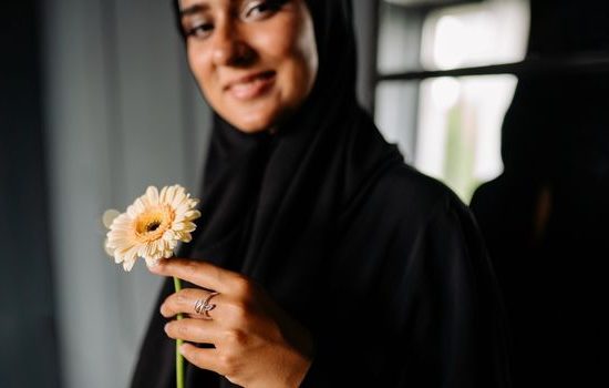 Melawan Stigma Pelayan Rumah Tangga: Filosofi ‘Rayhanah’ dan Martabat Perempuan dalam Islam