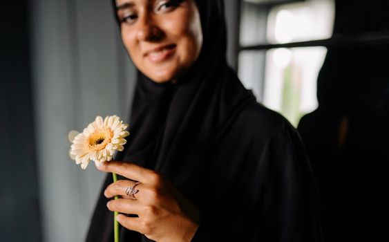 Melawan Stigma Pelayan Rumah Tangga: Filosofi ‘Rayhanah’ dan Martabat Perempuan dalam Islam