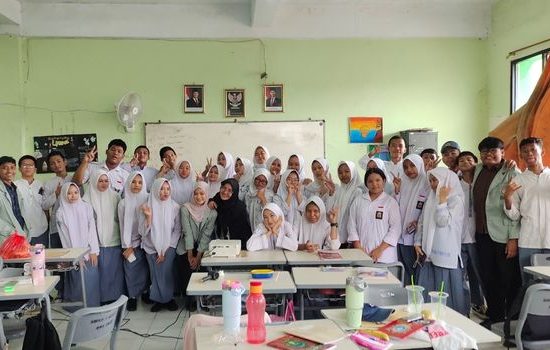Ubah Skill Digital Jadi Peluang Bisnis, Dosen Bisnis Digital Politeknik Prisain Cetak Young Entrepreneur di SMKN 1 Kota Bekasi
