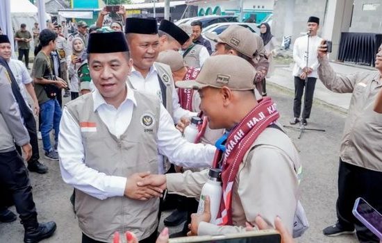 Bupati Aep Lepas 443 Jemaah Haji Kloter JKS 04 Karawang, Ingatkan Pentingnya Atribut Identitas Daerah