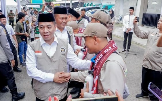 Bupati Aep Lepas 443 Jemaah Haji Kloter JKS 04 Karawang, Ingatkan Pentingnya Atribut Identitas Daerah