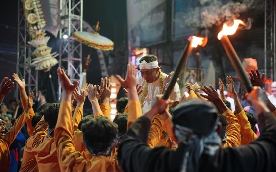 Meriahnya Kirab Budaya Milangkala Tatar Sunda, Bupati Aep Apresiasi Antusiasme Warga Karawang