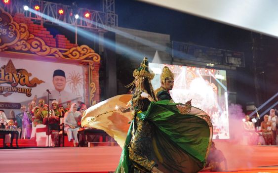 Ribuan Warga Padati Helaran Budaya Hari Jadi ke-393 Karawang, Bupati Aep Tekankan Semangat Kolaborasi MOTEKAR