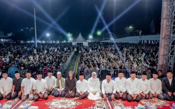 Ribuan Jamaah Padati Lapangan Karangpawitan, Bupati Aep Bersama Ustaz Hanan Attaki Hadiri Karawang Mengaji HUT ke-393